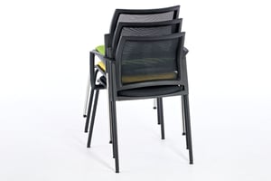 Die Stühle lassen sich auf engem Raum stapeln