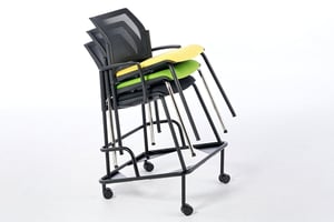 Mit dem Transportrahmen lässt sich der Stuhlstapel bequem in alle Richtungen lenken