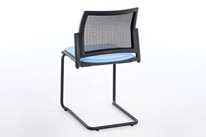 Das Stuhlgestell des Freischwingers fängt Bewegungen leicht auf