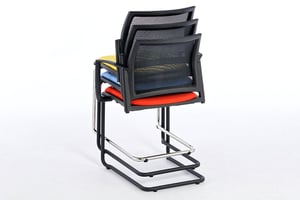 Der Freischwingerstuhl lässt sich stabil stapeln