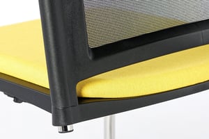 Rückenlehne und Sitzfläche sind zu einer festen Einheit zusamenmontiert