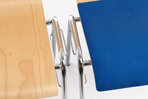 Der integrierte Stuhlverbinder kann einfach eingehakt werden