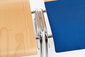 Die Stühle stehen verbunden Gestell an Gestell