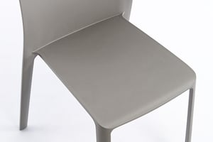Die Sitzfläche des Kunststoffstuhls Lurano