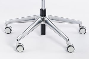 Das 5armige Fußkreuz in alu poliert mit hellgrauen Rollen