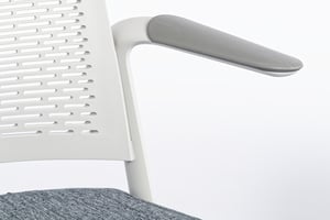 Die Armlehnen des Drehstuhl sind am Gestell angepasst