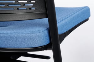 Die Sychromechanik des Bewegungssystems ist in der Sitzabdeckung unter der Sitzfläche integriert