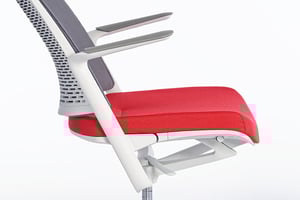 Durch die innovative Mechanik ist eine synchrone und stufenlose Bewegung von Sitz und Rückenlehne gewährleistet