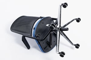 Von unten ist die Verarbeitung des Drehstuhl gut zu erkennen