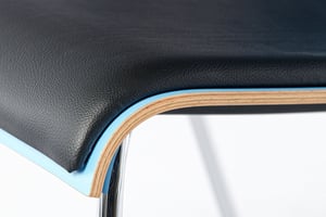 Die-Kunstlederpolsterung-ist-mit-der-Schale-gebogen