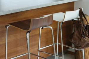 Mit tiefer Rückenlehne wirkt der Mailand Barhocker sehr elegant