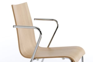 An den offenen Armlehnen lassen sich Handtaschen hängen