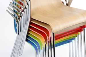 Auch als Armlehnenstuhl ist der Mailand AL stapelbar