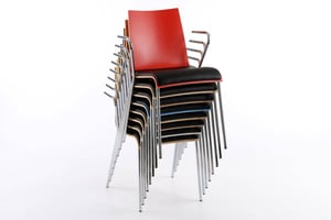 Auch als Armlehnenstühle platzsparend stapelbar