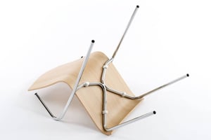 Das Gestell ist fest mit der Sitzfläche verschraubt