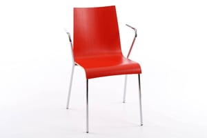 Der Stuhl wirkt durch die offenen Armlehnen modern