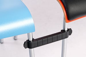 Die Reihenverbinder können schnell und einfach am Gestell angebracht werden