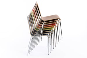 Die Stühle der Mailand Familie lassen sich gut stapeln