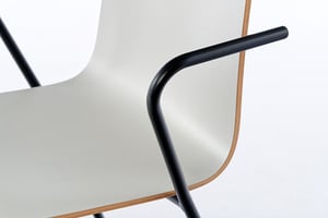 Die gebogenen Armlehnen der Mailand AL Stapelstühle geben ein tolles Bild