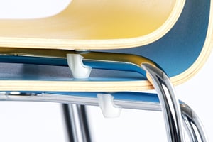 Die Abstandhalter unter der Sitzschale bestehen aus Kunststoff