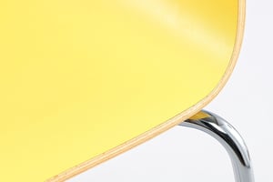 Die Sitzschale ist aus geformtem Schichtholz gefertigt