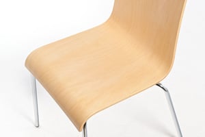 Holz und Metallgestell sind aufeinander abgestimmt