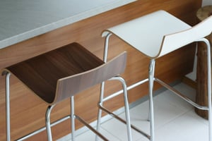 Mit tiefer Rückenlehne können Mailand Hocker an nahezu jeden Bartisch gestellt werden