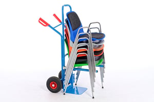 Auch eine Stuhlkarre ermöglicht einen schnellen Stuhltransport