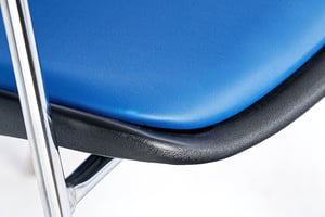 Das Kissen passt sich den Linien der Sitzschale an
