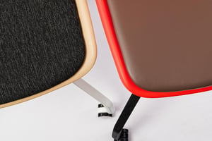 Das Sitzpolster ist in Stoff und Kunstleder verfügbar Das Sitzpolster ist in Stoff und Kunstleder verfügbar