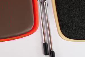 Das Sitzpolster ist in Stoff und Kunstleder verfügbar