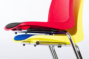 Der Freischwingerstuhl Mali FS SP ist verschieden konfigurierbar