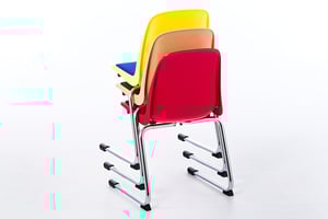 Die Freischwingerstühle können zu dritt übereinander gestellt werden