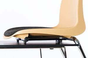 Die Kunststoffstopfen unter der Sitzfläche schützen Ihre Tische vor Kratzern