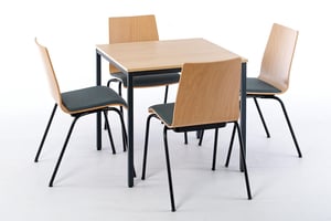 Kleine Tischgruppen lassen sich perfekt mit unserem Malta Quadrat stellen