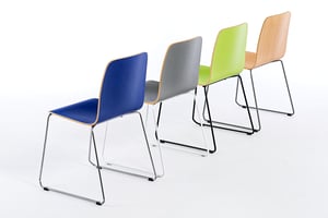 Der Stuhl Manila KU in Reihenaufstellung