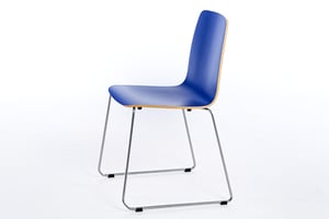 Der Stuhl Manila KU in der Seitenansicht