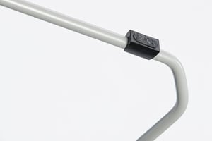 Der Stuhl Manila KU ist mit bodenschonenden Gleitern ausgestattet