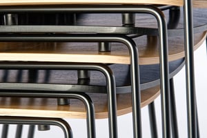 Abstandshalter unter den Sitzflächen schützen die Stühle