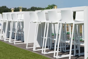 Unsere stapelbaren Barhocker bleichen in der Sonne nicht aus