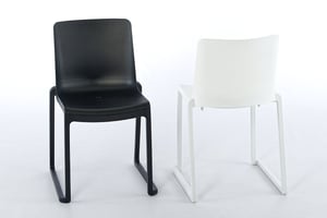 Der Kunststoffstuhl überzeugt mit einem eleganten Formenbild