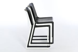 Der Melbourne ist als Stapelstuhl konzipiert