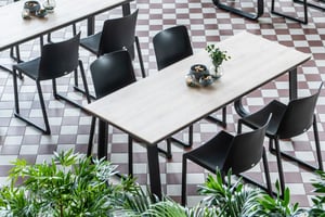 Die Vollkunststoffstühle sind für den Gastronomiebereich bestens geeignet