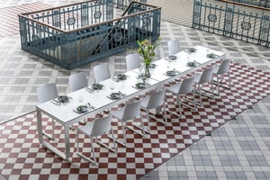 Die robusten Stapelstühle bestehen aus Polypropylen und Glasfaser