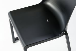 Die Formen des Kunststoffstuhls sind ergonomisch gerundet