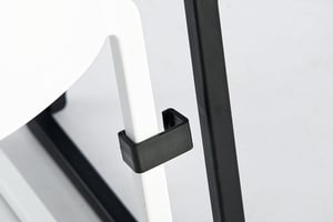 Die Stuhlverbinder werden einfach aufgeklemmt