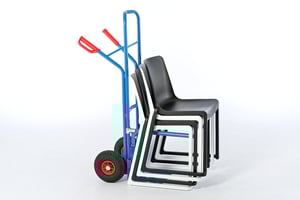 Mittels Transportkarre lassen sich die Stühle einfach befördern