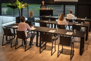 Überall können unsere Melbourne Kunststoffstapelstühle gestellt werden