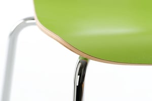 Die Sitzschale ist fest mit dem Gestell verschraubt