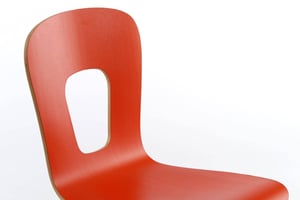 Durch die besondere Form und der Einfräsung des Stapelstuhles wirkt er sehr elegant